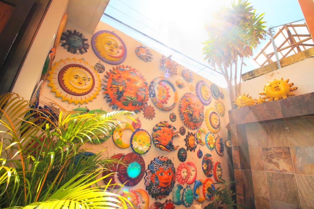 Papagayo Hotel Boutique Playa del Carmen Exterior foto A wall of the Sun God