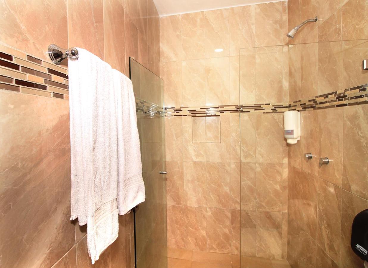 Papagayo Hotel Boutique Playa del Carmen Exterior foto A shower with a sliding door